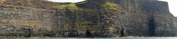 野生の大西洋の道 母の崖の上のボート旅行 母の崖はアイルランドで最も有名な崖です 彼らはアイルランドの主な島の南西海岸に位置しています村の近くに郡クレアDoolinとLiscannor — ストック写真