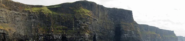 野生の大西洋の道 母の崖の上のボート旅行 母の崖はアイルランドで最も有名な崖です 彼らはアイルランドの主な島の南西海岸に位置しています村の近くに郡クレアDoolinとLiscannor — ストック写真