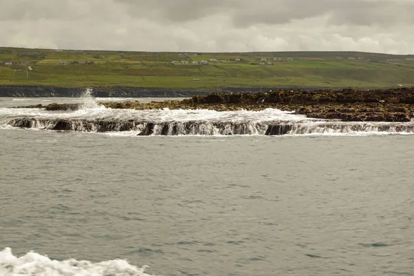 Vahşi Atlantik Yolu - Moher Kayalıklarında tekne gezisi. Moher Kayalıkları İrlanda 'nın en bilinen kayalıklarıdır. İrlanda 'nın ana adası olan Clare' in güneybatı kıyısında Doolin ve Liscannor köylerinin yakınında yer almaktadır..