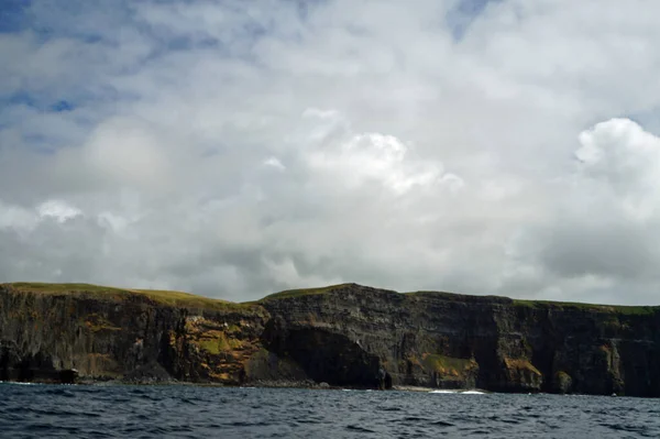 野生大西洋之路 在摩尔悬崖上的船旅行 摩尔悬崖是爱尔兰最有名的悬崖 它们位于爱尔兰主要岛屿克莱尔县的西南海岸 靠近Doolin村和Liscannor村 — 图库照片
