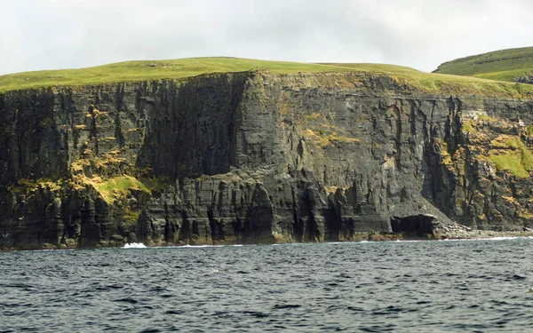와일드 애틀랜틱 무어의 절벽을 항해하는 절벽은 아일랜드에서 알려진 절벽이다 아일랜드 — 스톡 사진