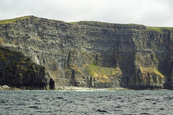 Vahşi Atlantik Yolu - Moher Kayalıklarında tekne gezisi. Moher Kayalıkları İrlanda 'nın en bilinen kayalıklarıdır. İrlanda 'nın ana adası olan Clare' in güneybatı kıyısında Doolin ve Liscannor köylerinin yakınında yer almaktadır..
