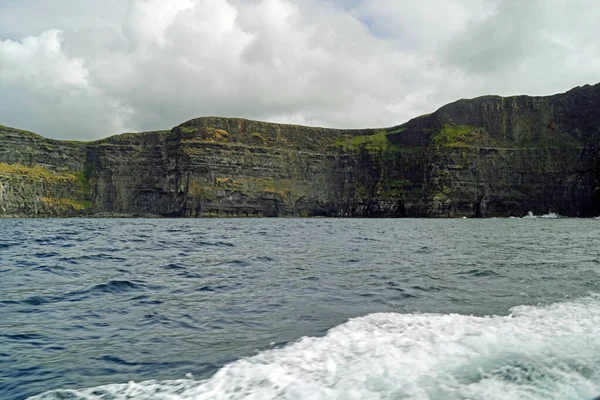 Vahşi Atlantik Yolu - Moher Kayalıklarında tekne gezisi. Moher Kayalıkları İrlanda 'nın en bilinen kayalıklarıdır. İrlanda 'nın ana adası olan Clare' in güneybatı kıyısında Doolin ve Liscannor köylerinin yakınında yer almaktadır..