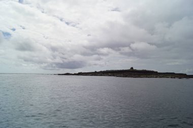 Vahşi Atlantik Yolu - Moher Kayalıklarında tekne gezisi. Moher Kayalıkları İrlanda 'nın en bilinen kayalıklarıdır. İrlanda 'nın ana adası olan Clare' in güneybatı kıyısında Doolin ve Liscannor köylerinin yakınında yer almaktadır..
