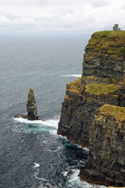 Moher Kayalıkları İrlanda 'nın en bilinen kayalıklarıdır. İrlanda 'nın ana adası olan Clare' in güneybatı kıyısında Doolin ve Liscannor köylerinin yakınında yer almaktadır..
