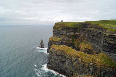 Moher Kayalıkları İrlanda 'nın en bilinen kayalıklarıdır. İrlanda 'nın ana adası olan Clare' in güneybatı kıyısında Doolin ve Liscannor köylerinin yakınında yer almaktadır..