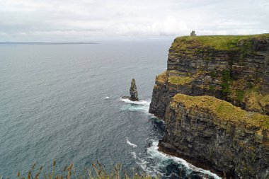 Moher Kayalıkları İrlanda 'nın en bilinen kayalıklarıdır. İrlanda 'nın ana adası olan Clare' in güneybatı kıyısında Doolin ve Liscannor köylerinin yakınında yer almaktadır..