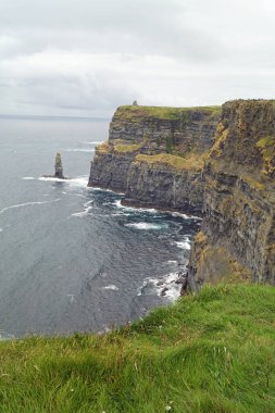 Moher Kayalıkları İrlanda 'nın en bilinen kayalıklarıdır. İrlanda 'nın ana adası olan Clare' in güneybatı kıyısında Doolin ve Liscannor köylerinin yakınında yer almaktadır..