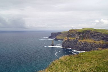 Moher Kayalıkları İrlanda 'nın en bilinen kayalıklarıdır. İrlanda 'nın ana adası olan Clare' in güneybatı kıyısında Doolin ve Liscannor köylerinin yakınında yer almaktadır..