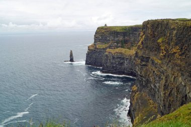 Moher Kayalıkları İrlanda 'nın en bilinen kayalıklarıdır. İrlanda 'nın ana adası olan Clare' in güneybatı kıyısında Doolin ve Liscannor köylerinin yakınında yer almaktadır..
