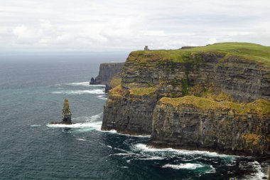 Moher Kayalıkları İrlanda 'nın en bilinen kayalıklarıdır. İrlanda 'nın ana adası olan Clare' in güneybatı kıyısında Doolin ve Liscannor köylerinin yakınında yer almaktadır..