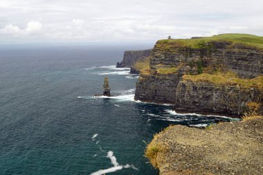 Moher Kayalıkları İrlanda 'nın en bilinen kayalıklarıdır. İrlanda 'nın ana adası olan Clare' in güneybatı kıyısında Doolin ve Liscannor köylerinin yakınında yer almaktadır..