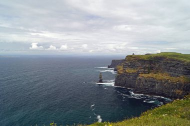 Moher Kayalıkları İrlanda 'nın en bilinen kayalıklarıdır. İrlanda 'nın ana adası olan Clare' in güneybatı kıyısında Doolin ve Liscannor köylerinin yakınında yer almaktadır..
