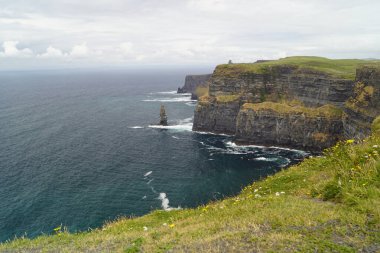 Moher Kayalıkları İrlanda 'nın en bilinen kayalıklarıdır. İrlanda 'nın ana adası olan Clare' in güneybatı kıyısında Doolin ve Liscannor köylerinin yakınında yer almaktadır..