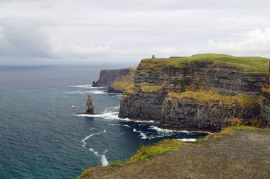 Moher Kayalıkları İrlanda 'nın en bilinen kayalıklarıdır. İrlanda 'nın ana adası olan Clare' in güneybatı kıyısında Doolin ve Liscannor köylerinin yakınında yer almaktadır..