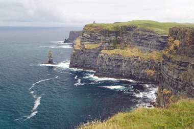 Moher Kayalıkları İrlanda 'nın en bilinen kayalıklarıdır. İrlanda 'nın ana adası olan Clare' in güneybatı kıyısında Doolin ve Liscannor köylerinin yakınında yer almaktadır..
