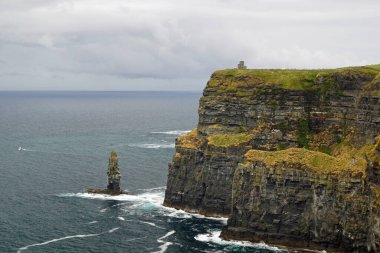 Moher Kayalıkları İrlanda 'nın en bilinen kayalıklarıdır. İrlanda 'nın ana adası olan Clare' in güneybatı kıyısında Doolin ve Liscannor köylerinin yakınında yer almaktadır..