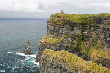 Moher Kayalıkları İrlanda 'nın en bilinen kayalıklarıdır. İrlanda 'nın ana adası olan Clare' in güneybatı kıyısında Doolin ve Liscannor köylerinin yakınında yer almaktadır..