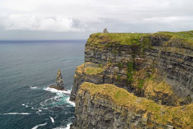 Moher Kayalıkları İrlanda 'nın en bilinen kayalıklarıdır. İrlanda 'nın ana adası olan Clare' in güneybatı kıyısında Doolin ve Liscannor köylerinin yakınında yer almaktadır..