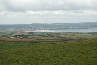 Moher Kayalıkları İrlanda 'nın en bilinen kayalıklarıdır. İrlanda 'nın ana adası olan Clare' in güneybatı kıyısında Doolin ve Liscannor köylerinin yakınında yer almaktadır..