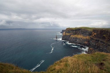 Moher Kayalıkları İrlanda 'nın en bilinen kayalıklarıdır. İrlanda 'nın ana adası olan Clare' in güneybatı kıyısında Doolin ve Liscannor köylerinin yakınında yer almaktadır..