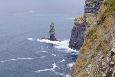 Moher Kayalıkları İrlanda 'nın en bilinen kayalıklarıdır. İrlanda 'nın ana adası olan Clare' in güneybatı kıyısında Doolin ve Liscannor köylerinin yakınında yer almaktadır..