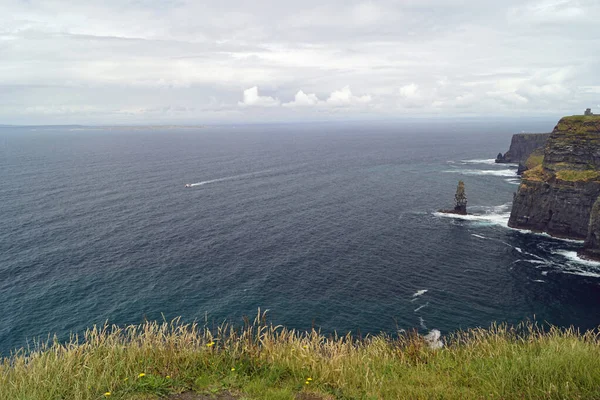 母の崖はアイルランドで最も有名な崖です 彼らはアイルランドの主な島の南西海岸に位置しています村の近くに郡クレアDoolinとLiscannor — ストック写真