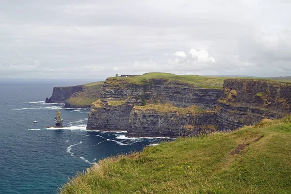 母の崖はアイルランドで最も有名な崖です 彼らはアイルランドの主な島の南西海岸に位置しています村の近くに郡クレアDoolinとLiscannor — ストック写真