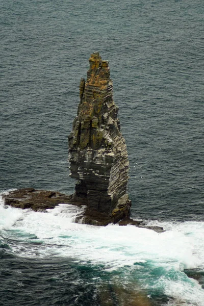 母の崖はアイルランドで最も有名な崖です 彼らはアイルランドの主な島の南西海岸に位置しています村の近くに郡クレアDoolinとLiscannor — ストック写真