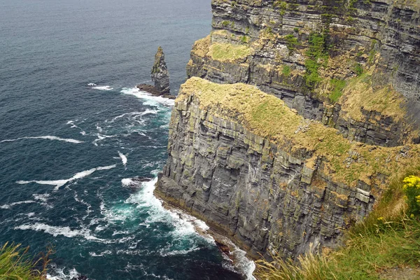 母の崖はアイルランドで最も有名な崖です 彼らはアイルランドの主な島の南西海岸に位置しています村の近くに郡クレアDoolinとLiscannor — ストック写真