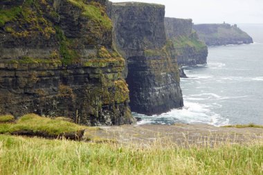 Moher Kayalıkları İrlanda 'nın en bilinen kayalıklarıdır. İrlanda 'nın ana adası olan Clare' in güneybatı kıyısında Doolin ve Liscannor köylerinin yakınında yer almaktadır..