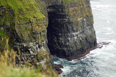 Moher Kayalıkları İrlanda 'nın en bilinen kayalıklarıdır. İrlanda 'nın ana adası olan Clare' in güneybatı kıyısında Doolin ve Liscannor köylerinin yakınında yer almaktadır..