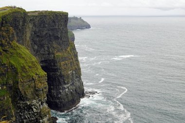 Moher Kayalıkları İrlanda 'nın en bilinen kayalıklarıdır. İrlanda 'nın ana adası olan Clare' in güneybatı kıyısında Doolin ve Liscannor köylerinin yakınında yer almaktadır..