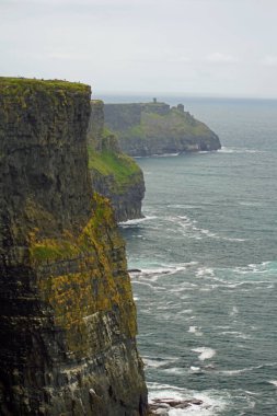 Moher Kayalıkları İrlanda 'nın en bilinen kayalıklarıdır. İrlanda 'nın ana adası olan Clare' in güneybatı kıyısında Doolin ve Liscannor köylerinin yakınında yer almaktadır..