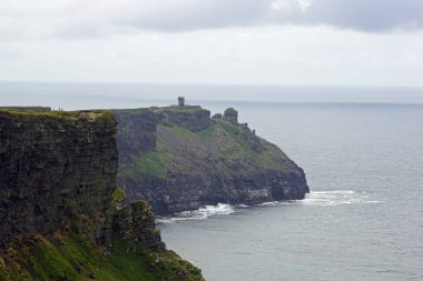 Moher Kayalıkları İrlanda 'nın en bilinen kayalıklarıdır. İrlanda 'nın ana adası olan Clare' in güneybatı kıyısında Doolin ve Liscannor köylerinin yakınında yer almaktadır..