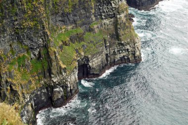 Moher Kayalıkları İrlanda 'nın en bilinen kayalıklarıdır. İrlanda 'nın ana adası olan Clare' in güneybatı kıyısında Doolin ve Liscannor köylerinin yakınında yer almaktadır..