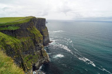 Moher Kayalıkları İrlanda 'nın en bilinen kayalıklarıdır. İrlanda 'nın ana adası olan Clare' in güneybatı kıyısında Doolin ve Liscannor köylerinin yakınında yer almaktadır..