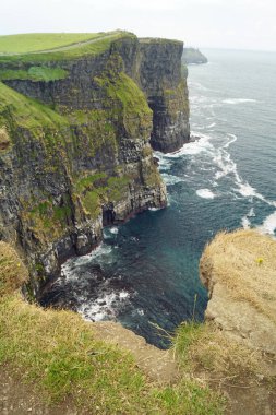Moher Kayalıkları İrlanda 'nın en bilinen kayalıklarıdır. İrlanda 'nın ana adası olan Clare' in güneybatı kıyısında Doolin ve Liscannor köylerinin yakınında yer almaktadır..