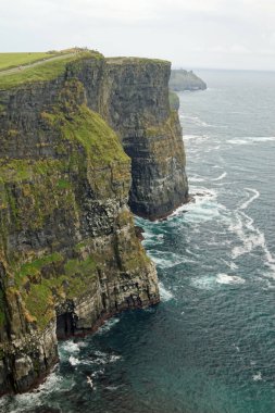 Moher Kayalıkları İrlanda 'nın en bilinen kayalıklarıdır. İrlanda 'nın ana adası olan Clare' in güneybatı kıyısında Doolin ve Liscannor köylerinin yakınında yer almaktadır..