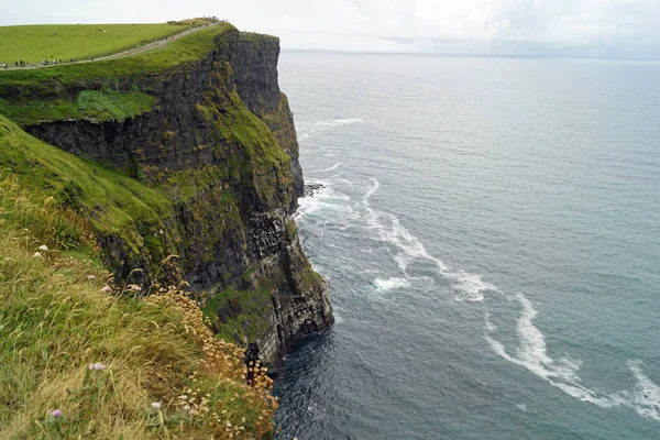 母の崖はアイルランドで最も有名な崖です 彼らはアイルランドの主な島の南西海岸に位置しています村の近くに郡クレアDoolinとLiscannor — ストック写真