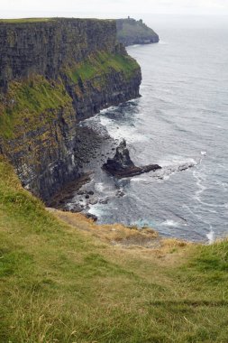 Moher Kayalıkları İrlanda 'nın en bilinen kayalıklarıdır. İrlanda 'nın ana adası olan Clare' in güneybatı kıyısında Doolin ve Liscannor köylerinin yakınında yer almaktadır..