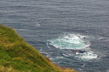 Moher Kayalıkları İrlanda 'nın en bilinen kayalıklarıdır. İrlanda 'nın ana adası olan Clare' in güneybatı kıyısında Doolin ve Liscannor köylerinin yakınında yer almaktadır..