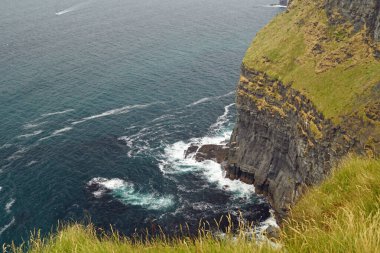 Moher Kayalıkları İrlanda 'nın en bilinen kayalıklarıdır. İrlanda 'nın ana adası olan Clare' in güneybatı kıyısında Doolin ve Liscannor köylerinin yakınında yer almaktadır..