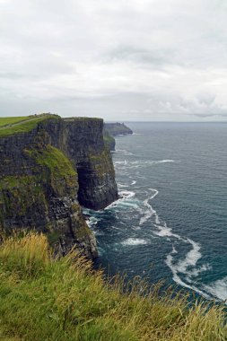 Moher Kayalıkları İrlanda 'nın en bilinen kayalıklarıdır. İrlanda 'nın ana adası olan Clare' in güneybatı kıyısında Doolin ve Liscannor köylerinin yakınında yer almaktadır..