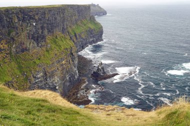 Moher Kayalıkları İrlanda 'nın en bilinen kayalıklarıdır. İrlanda 'nın ana adası olan Clare' in güneybatı kıyısında Doolin ve Liscannor köylerinin yakınında yer almaktadır..