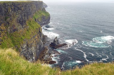 Moher Kayalıkları İrlanda 'nın en bilinen kayalıklarıdır. İrlanda 'nın ana adası olan Clare' in güneybatı kıyısında Doolin ve Liscannor köylerinin yakınında yer almaktadır..