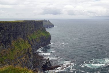 Moher Kayalıkları İrlanda 'nın en bilinen kayalıklarıdır. İrlanda 'nın ana adası olan Clare' in güneybatı kıyısında Doolin ve Liscannor köylerinin yakınında yer almaktadır..