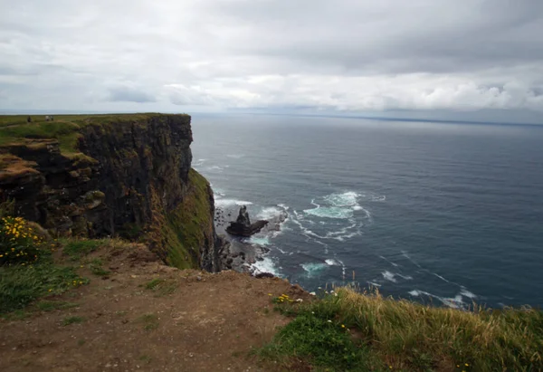 母の崖はアイルランドで最も有名な崖です 彼らはアイルランドの主な島の南西海岸に位置しています村の近くに郡クレアDoolinとLiscannor — ストック写真