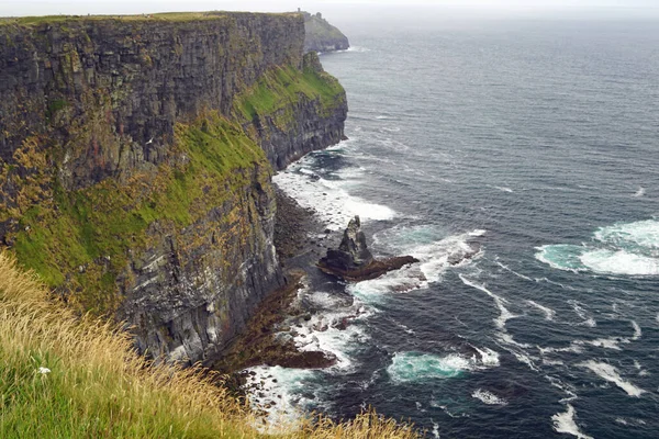 母の崖はアイルランドで最も有名な崖です 彼らはアイルランドの主な島の南西海岸に位置しています村の近くに郡クレアDoolinとLiscannor — ストック写真