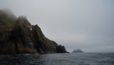 1820-1826 yılları arasında Great Skellig 'de Skellig Michael adında iki deniz feneri inşa edildi. Ancak, üst deniz feneri sık sık bulutlar ve deniz sisi tarafından bulutlandırıldı ve 1870 'te faaliyeti durduruldu..